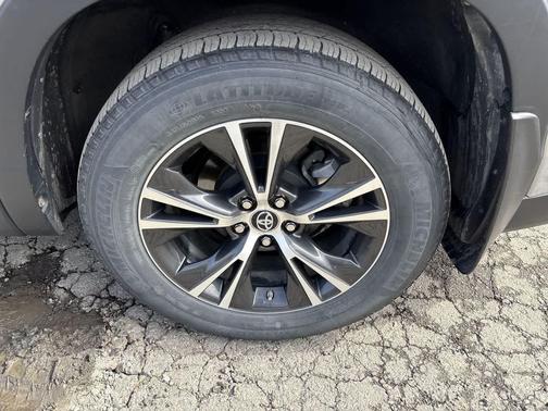 Celestial Silver Metallic 2019 Toyota Highlander LE