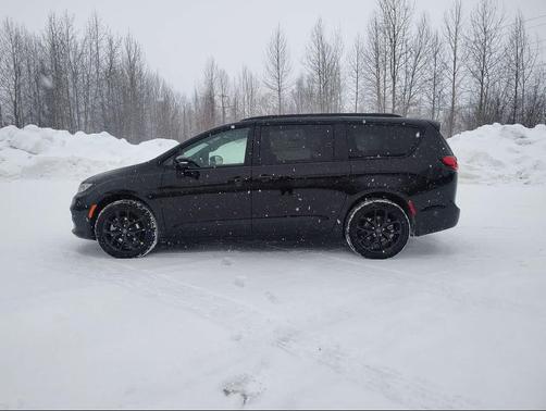 Diamond Black Crystal Pearlcoat 2026 Chrysler Pacifica L