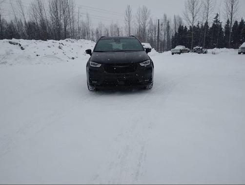 Diamond Black Crystal Pearlcoat 2026 Chrysler Pacifica L