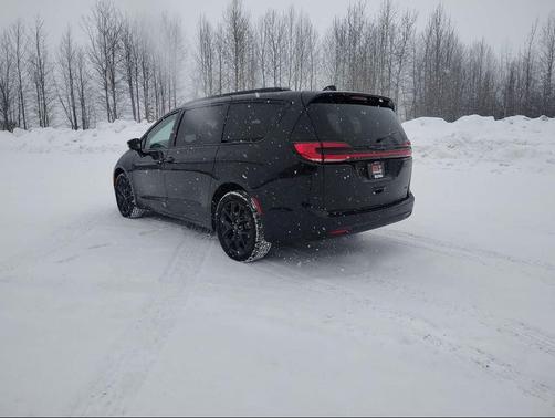 Diamond Black Crystal Pearlcoat 2026 Chrysler Pacifica L