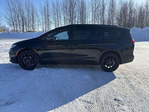 Diamond Black Crystal Pearlcoat 2026 Chrysler Pacifica L