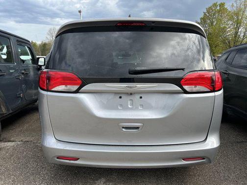 Billet Silver Metallic Clearcoat 2021 Chrysler Voyager LXI