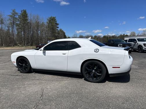 Bright White Clearcoat 2015 Dodge Challenger SXT Plus