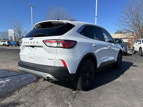 .White 2022 Ford Escape SE