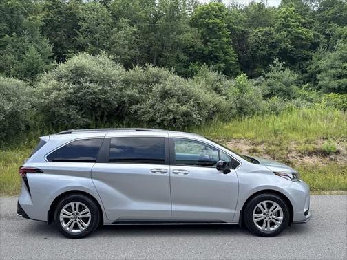 2023 Toyota Sienna XSE 7 Passenger