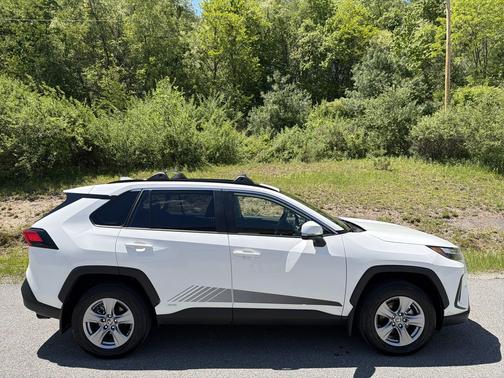 Ice Cap 2025 Toyota RAV4 Hybrid XLE