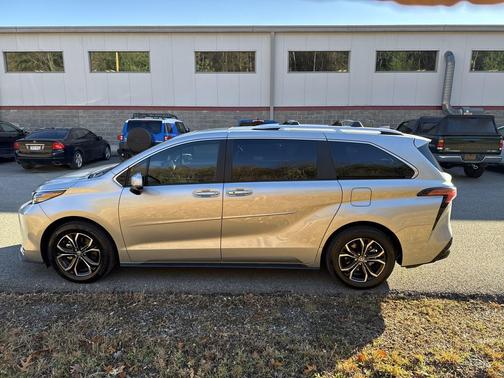 2025 Toyota Sienna Platinum