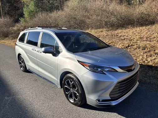 2025 Toyota Sienna Platinum