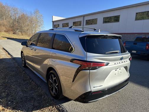 2025 Toyota Sienna Platinum