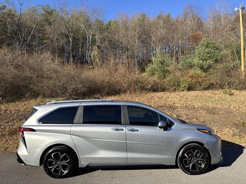 2025 Toyota Sienna Platinum