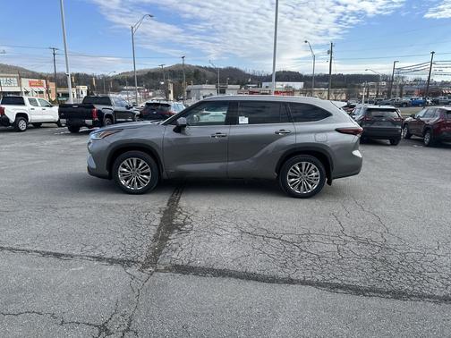 2026 Toyota Highlander Hybrid Platinum