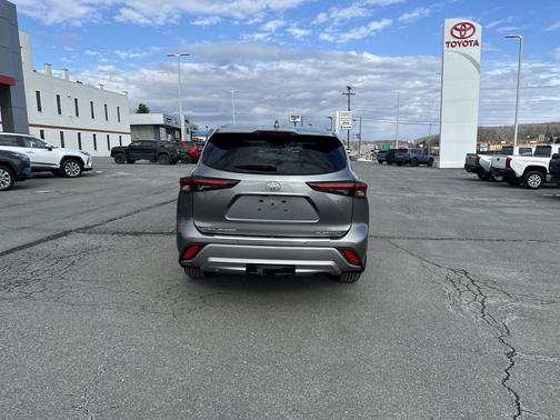 2026 Toyota Highlander Hybrid Platinum