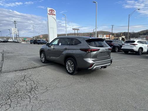 2026 Toyota Highlander Hybrid Platinum