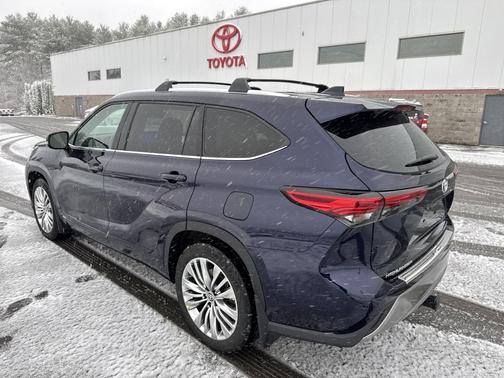 2023 Toyota Highlander Hybrid Platinum