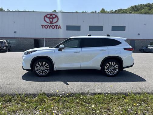 2023 Toyota Highlander Hybrid Platinum