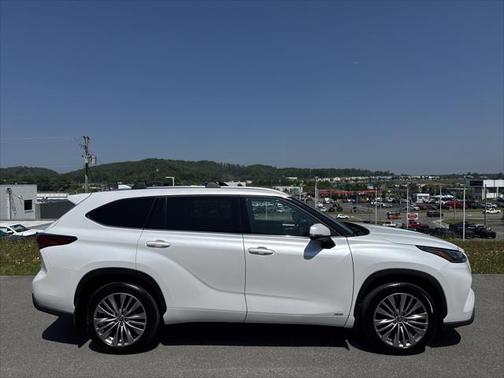 2023 Toyota Highlander Hybrid Platinum