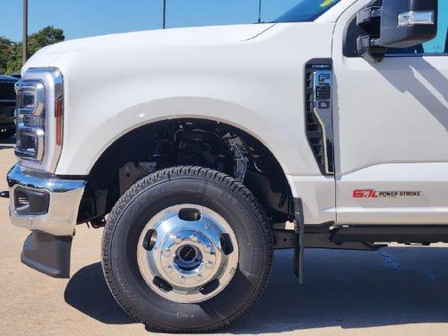 Star White 2027 Ford F-350 Lariat Super Duty