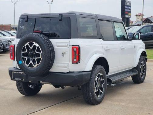 Oxford White 2025 Ford Bronco Outer Banks