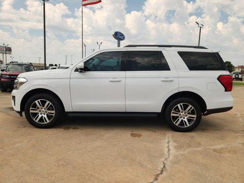 Oxford White 2024 Ford Expedition XLT