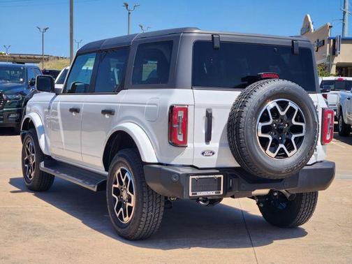 Oxford White 2026 Ford Bronco Outer Banks
