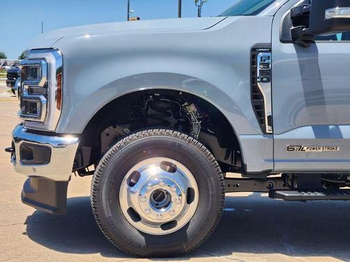 Glacier Gray Metallic 2026 Ford F-350 Lariat Super Duty