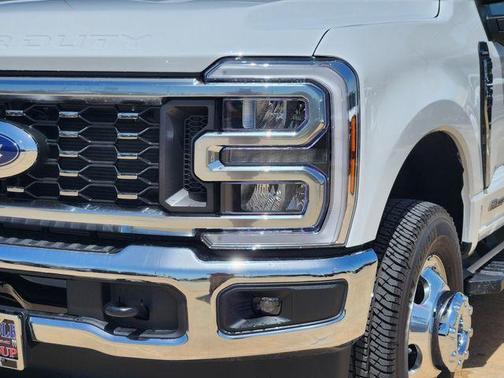 Oxford White 2026 Ford F-350 Lariat Super Duty