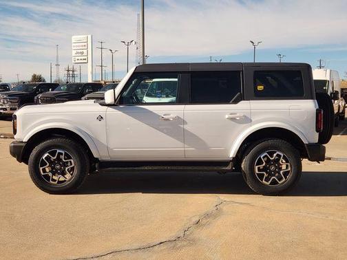 Oxford White 2025 Ford Bronco Outer Banks
