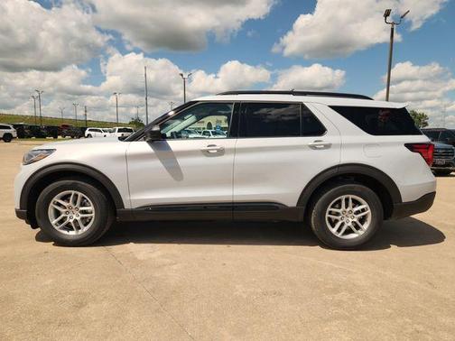 Space White Metallic 2026 Ford Explorer Active