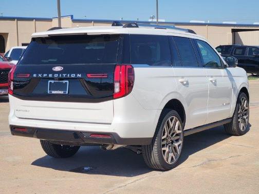 Star White 2027 Ford Expedition Platinum