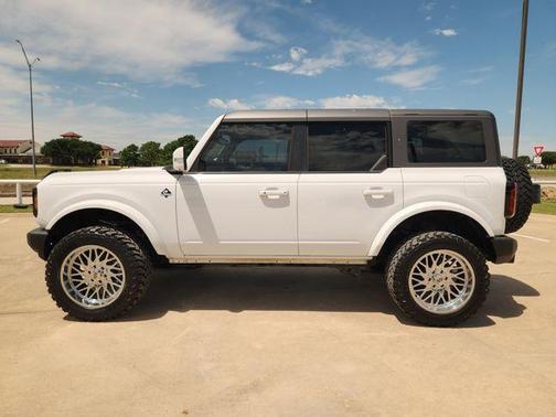 Oxford White 2024 Ford Bronco Outer Banks