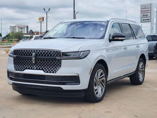 Crystal White Metallic 2025 Lincoln Navigator Reserve