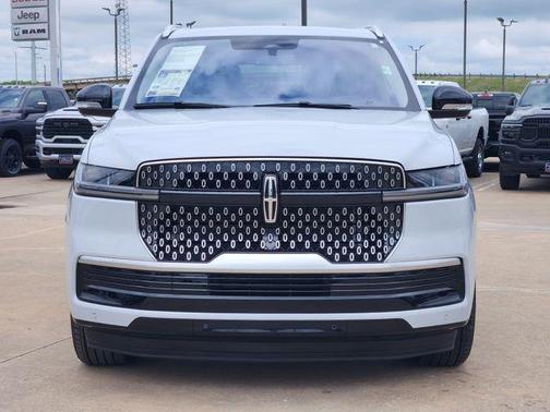 Crystal White Metallic 2025 Lincoln Navigator Reserve