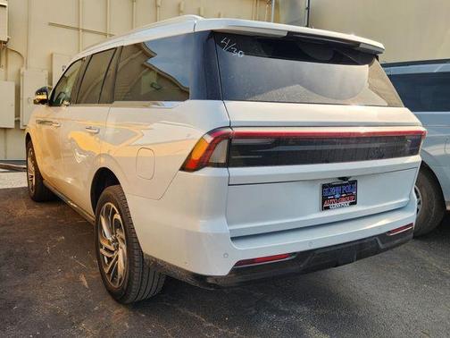 Crystal White Metallic 2025 Lincoln Navigator Reserve