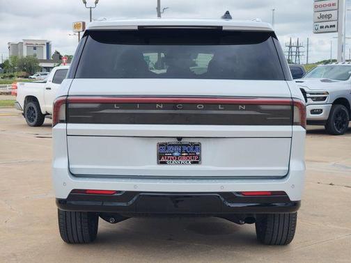 Crystal White Metallic 2025 Lincoln Navigator Reserve