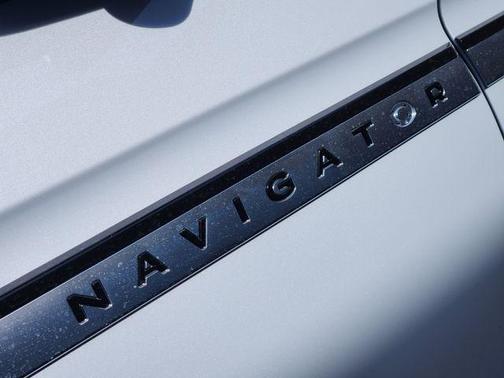 Crystal White Metallic 2025 Lincoln Navigator Reserve