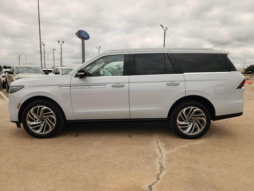 Crystal White Metallic 2025 Lincoln Navigator Reserve