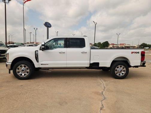 Star White 2026 Ford F-350 Lariat Super Duty