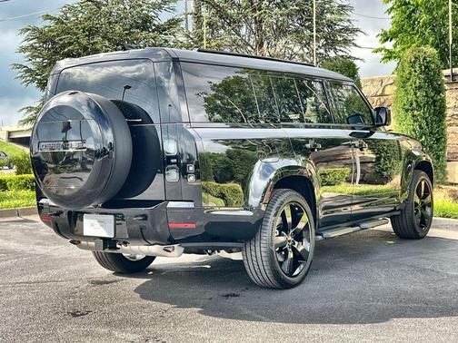 Narvik Black 2026 Land Rover Defender V8