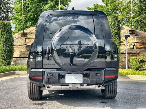 Narvik Black 2026 Land Rover Defender V8
