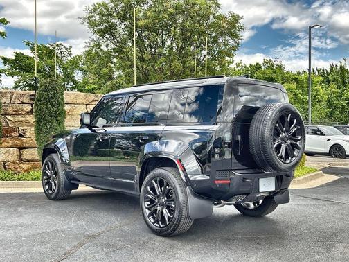 Narvik Black 2026 Land Rover Defender V8