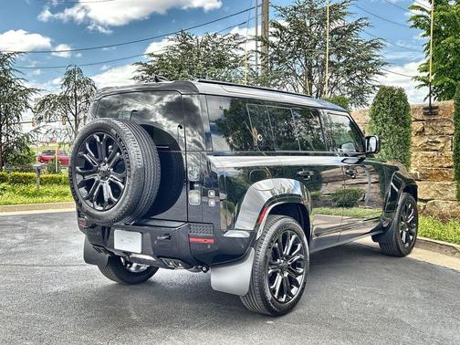 Narvik Black 2026 Land Rover Defender V8