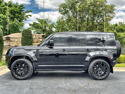 Narvik Black 2026 Land Rover Defender V8