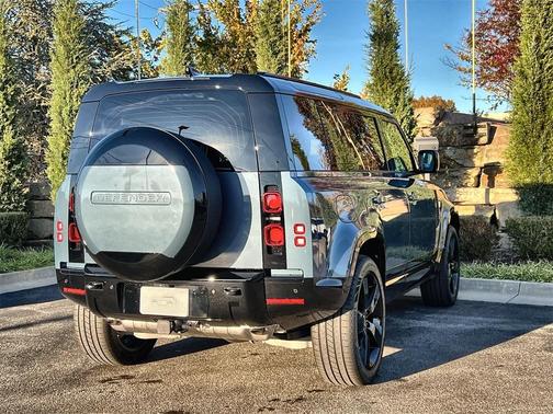 2025 Land Rover Defender P400 X-Dynamic SE