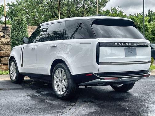 Ostuni Pearl White 2026 Land Rover Range Rover P550e SE