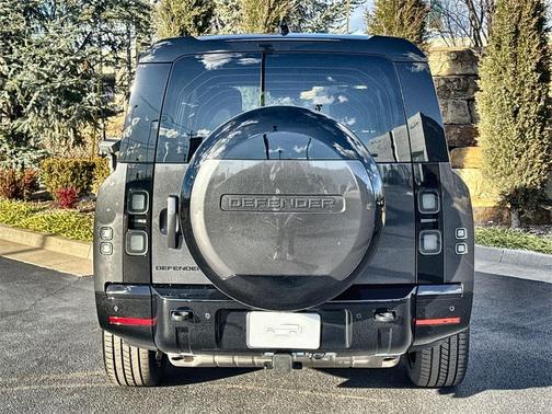 2026 Land Rover Defender 130 X-Dynamic SE