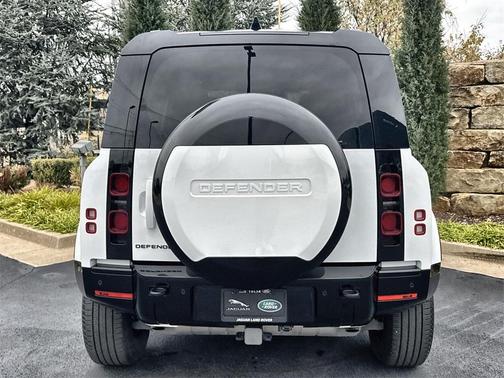 2024 Land Rover Defender P400 X-Dynamic SE