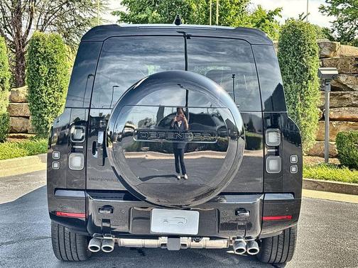 Santorini Black 2026 Land Rover Defender P500 V8