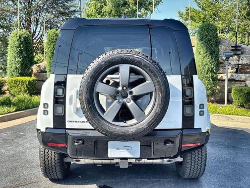 Fuji White 2026 Land Rover Defender P400 X-Dynamic SE