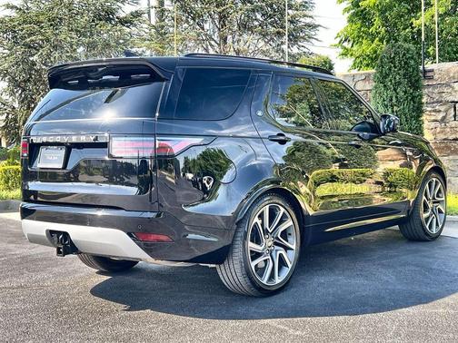 Santorini Black 2025 Land Rover Discovery P360 Metropolitan Edition