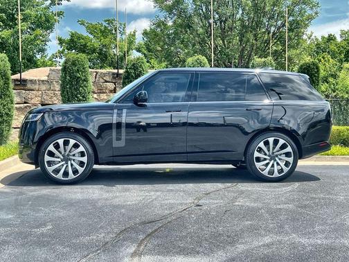 Santorini Black 2026 Land Rover Range Rover P400 SE 7 Seat